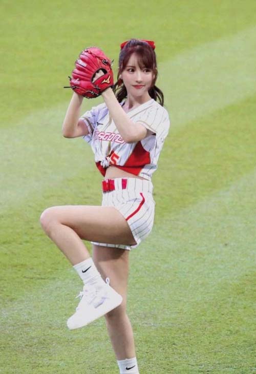 Yua Mikami là người ném bóng mở màn