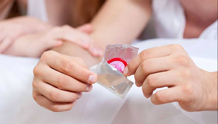 Sử dụng bao cao su đúng cách giúp phòng tránh thai và các bệnh lây truyền qua đường tình dục